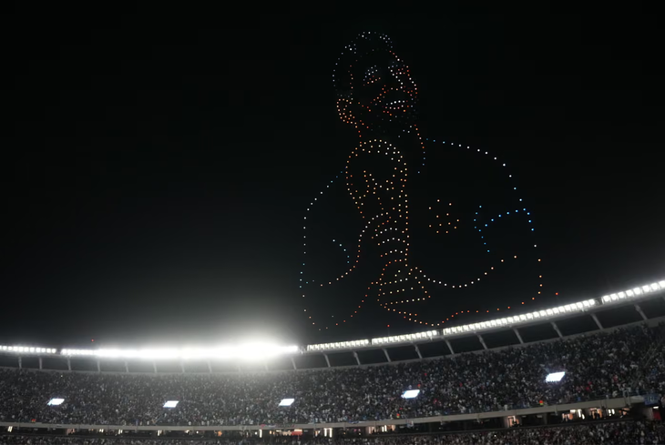 Fan ngước chờ hình ảnh Messi, drone tranh thủ... quảng cáo - Ảnh 1.