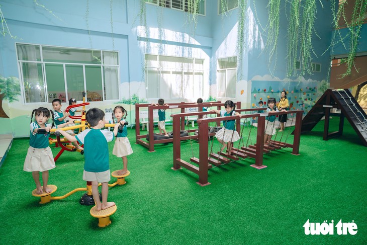 Trường mầm non trong hẻm TP.HCM như 'vườn cổ tích', trẻ đi học không muốn về - Ảnh 14.
