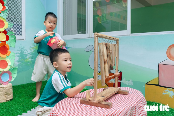 Trường mầm non trong hẻm TP.HCM như 'vườn cổ tích', trẻ đi học không muốn về - Ảnh 9.