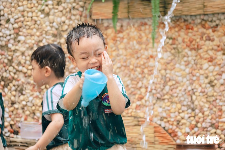 Trường mầm non trong hẻm TP.HCM như 'vườn cổ tích', trẻ đi học không muốn về - Ảnh 2.