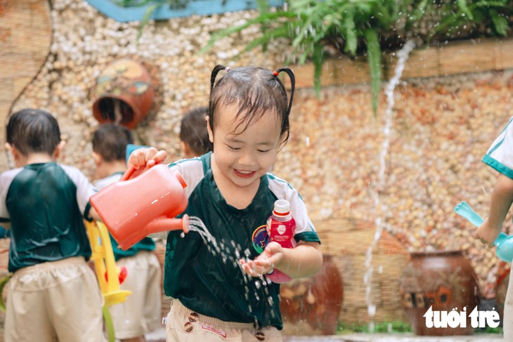 Trường mầm non trong hẻm TP.HCM như 'vườn cổ tích', trẻ đi học không muốn về - Ảnh 3.