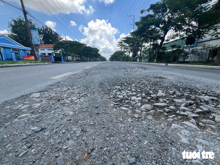 Hình ảnh tuyến đường tỉnh 920 ở Cần Thơ chi chít ' ổ gà ' gây nguy hiểm cho giao thông - Ảnh 2.