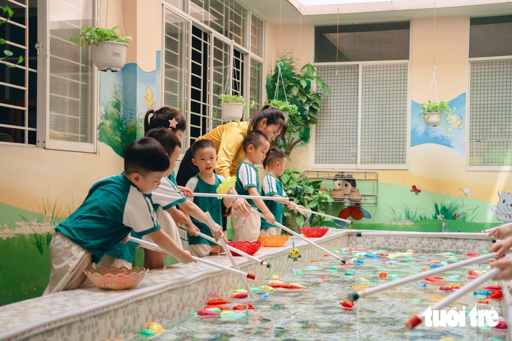 Trường mầm non trong hẻm TP.HCM như 'vườn cổ tích', trẻ đi học không muốn về - Ảnh 7.