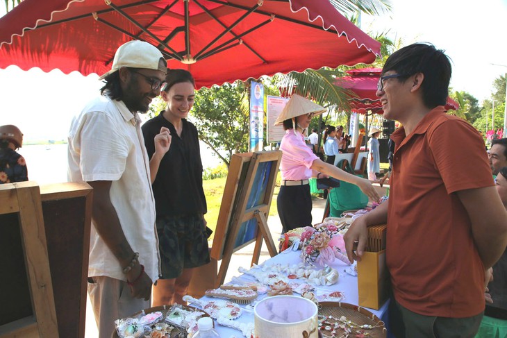 Vì sao nhiều doanh nghiệp du lịch đầu tư hàng chục tour đưa du khách về phía Nam TP Đà Nẵng? - Ảnh 1.