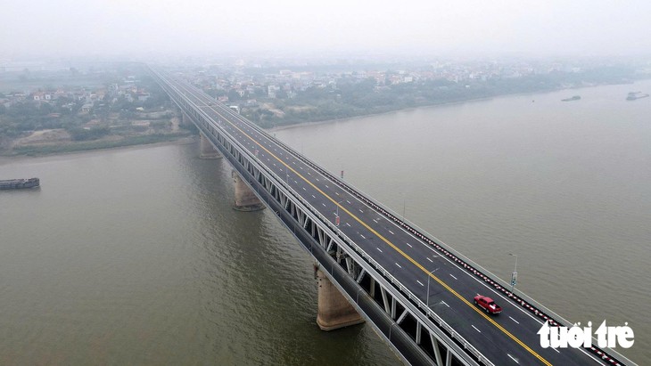 Hà Nội tiếp tục cấm xe tải, xe khách lên cầu Thăng Long theo khung giờ - Ảnh 1.
