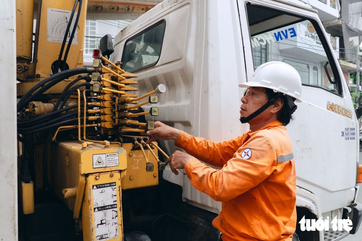 Đường Chu Văn An rộng thoáng sau khi di dời trụ điện - Ảnh 4.