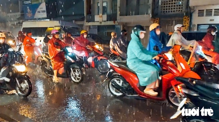 Đúng giờ tan tầm 7-10, trung tâm TP.HCM mưa to - Ảnh 14.