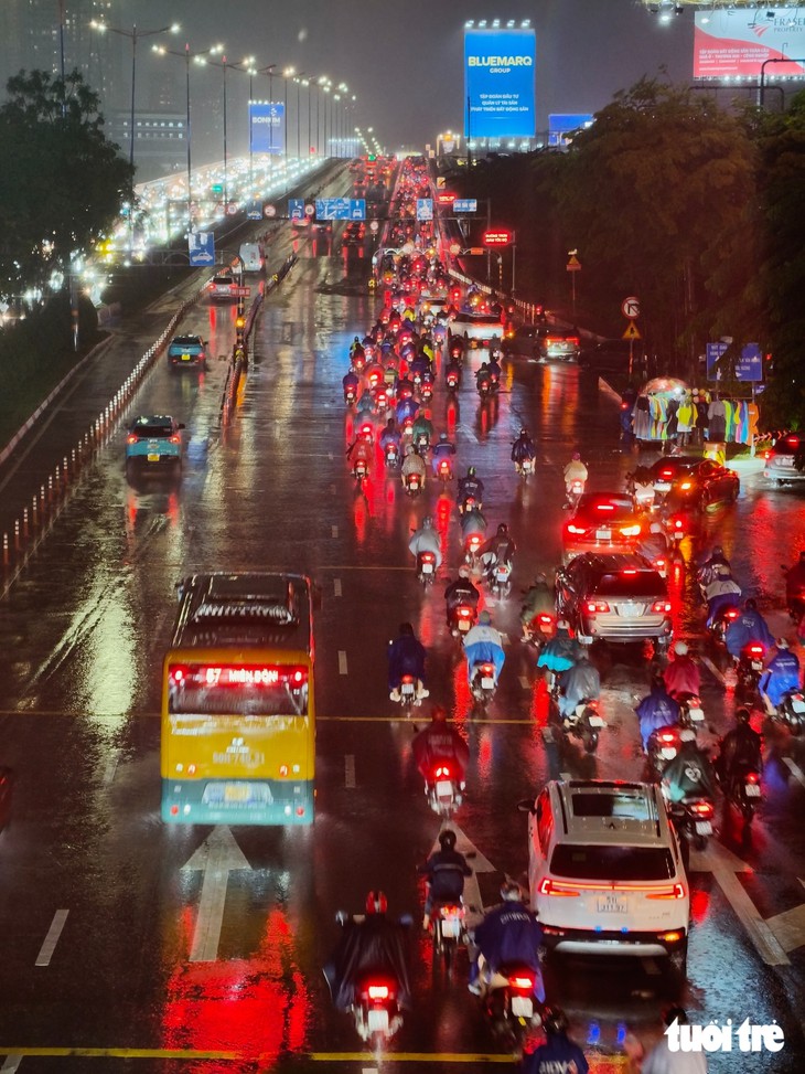 Đúng giờ tan tầm 7-10, trung tâm TP.HCM mưa to - Ảnh 13.