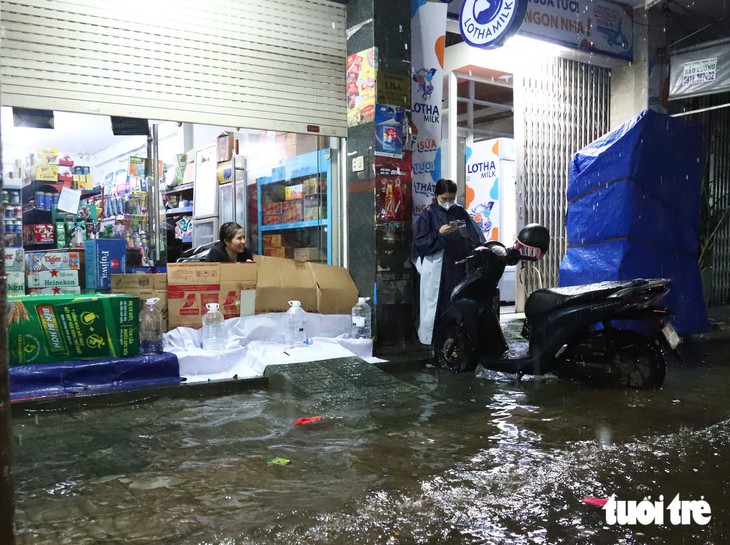 Đúng giờ tan tầm 7-10, trung tâm TP.HCM mưa to - Ảnh 8.