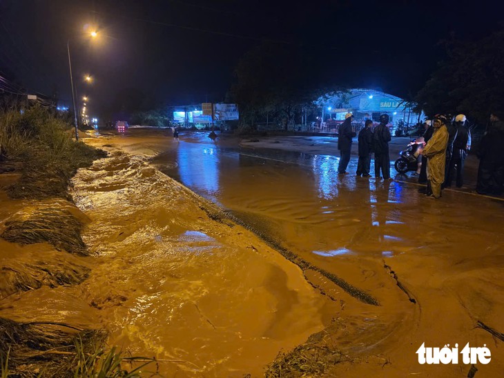 Mưa lớn, cát đỏ lại tràn xuống ở cửa ngõ Mũi Né, ngập đường sá ở nội đô Phan Thiết - Ảnh 1.