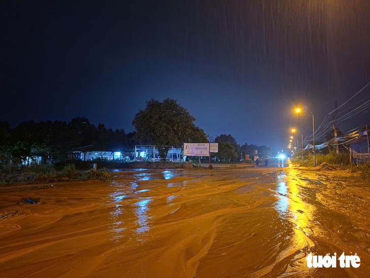 Mưa lớn, cát đỏ lại tràn xuống ở cửa ngõ Mũi Né, ngập đường sá ở nội đô Phan Thiết - Ảnh 3.