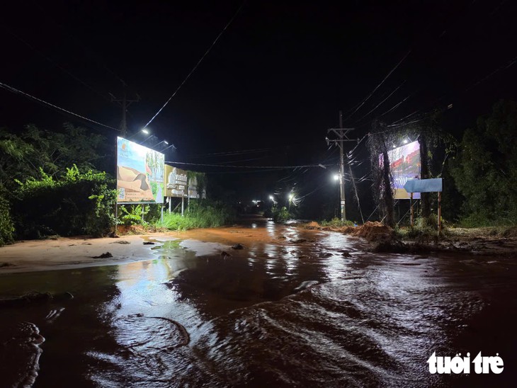 Mưa lớn, cát đỏ lại tràn xuống ở cửa ngõ Mũi Né, ngập đường sá ở nội đô Phan Thiết - Ảnh 4.