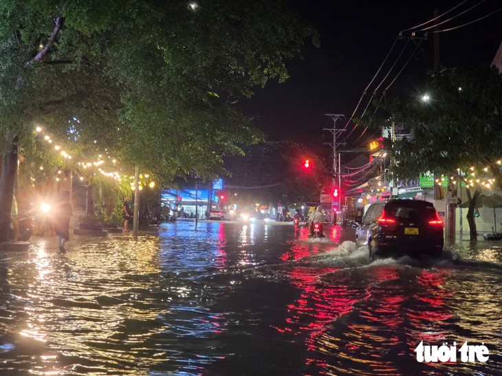 Mưa lớn, cát đỏ lại tràn xuống ở cửa ngõ Mũi Né, ngập đường sá ở nội đô Phan Thiết - Ảnh 5.
