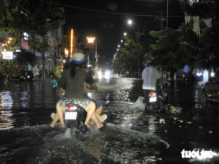 Mưa lớn, cát đỏ lại tràn xuống ở cửa ngõ Mũi Né, ngập đường sá ở nội đô Phan Thiết - Ảnh 6.