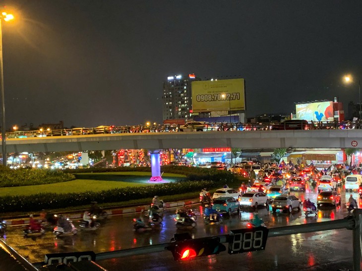 Đúng giờ tan tầm 7-10, trung tâm TP.HCM mưa to - Ảnh 7.