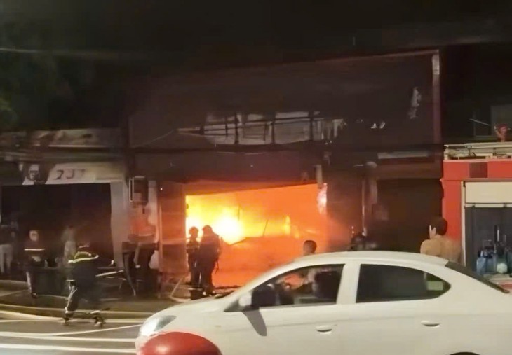 Cháy lớn ở cửa hàng bán đồ thể thao ở Buôn Ma Thuột - Ảnh 3.