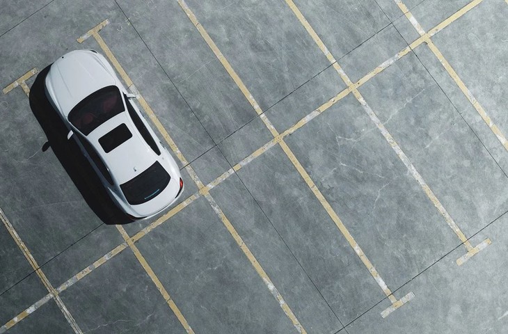 Người phụ nữ mua gần 200 chỗ đậu xe rồi bán lại cho hàng xóm kiếm lời - Ảnh 1.