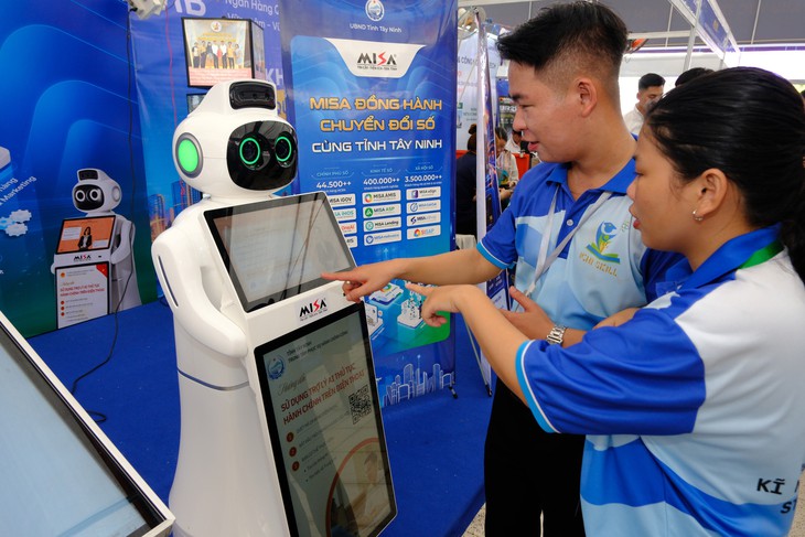 Cùng 200 gian hàng công nghệ tại quảng trường Tô Quyền, Tây Ninh tìm lời giải những vướng mắc chuyển đổi số - Ảnh 2.