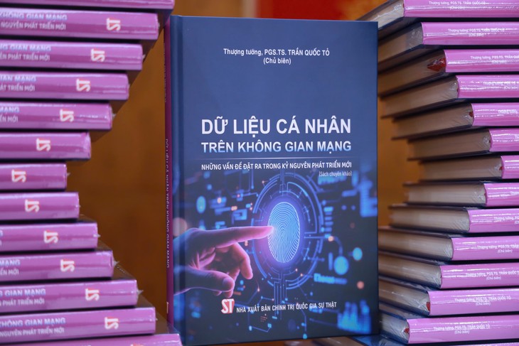Thượng tướng Trần Quốc Tỏ biên soạn sách hướng dẫn bảo vệ dữ liệu cá nhân trên không gian mạng - Ảnh 2.