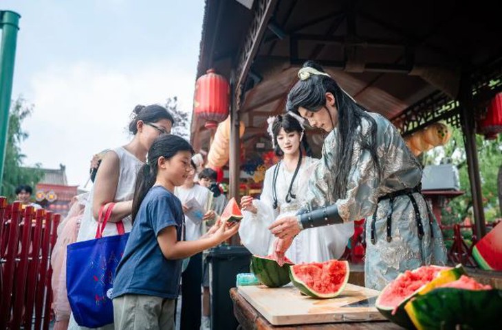 Khách du lịch 'xuyên không', nhập vai 'đánh trận' như thật - Ảnh 2.