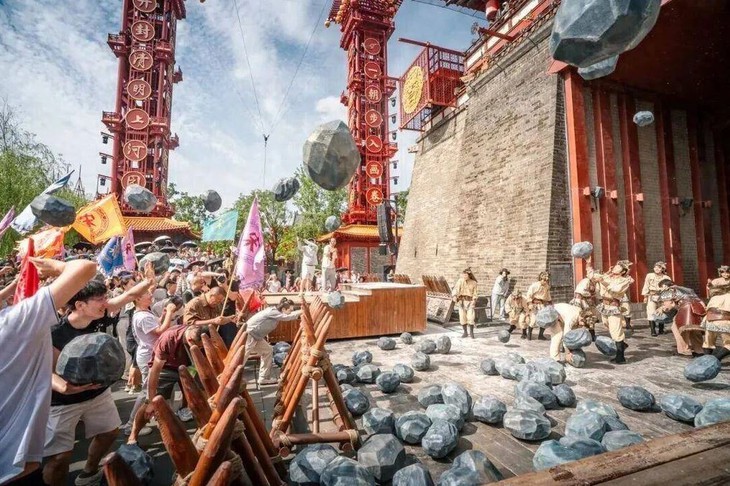 Khách du lịch 'xuyên không', nhập vai 'đánh trận' như thật - Ảnh 1.