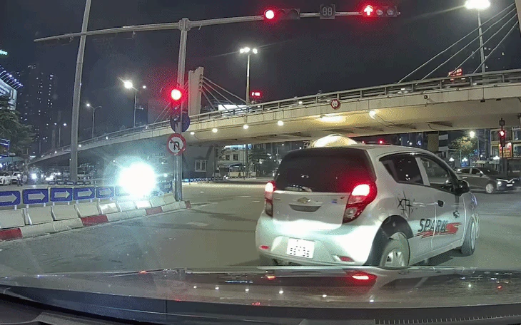 Camera ghi cảnh taxi chạy ngược chiều ở phường Thủ Đức, tài xế bị phạt 19 triệu đồng - Ảnh 2.