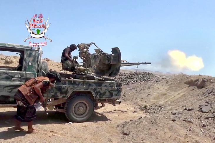Houthi tập kích loạt sân bay ở Yemen và Saudi Arabia, chiến sự Biển Đỏ nóng trở lại - Ảnh 2.