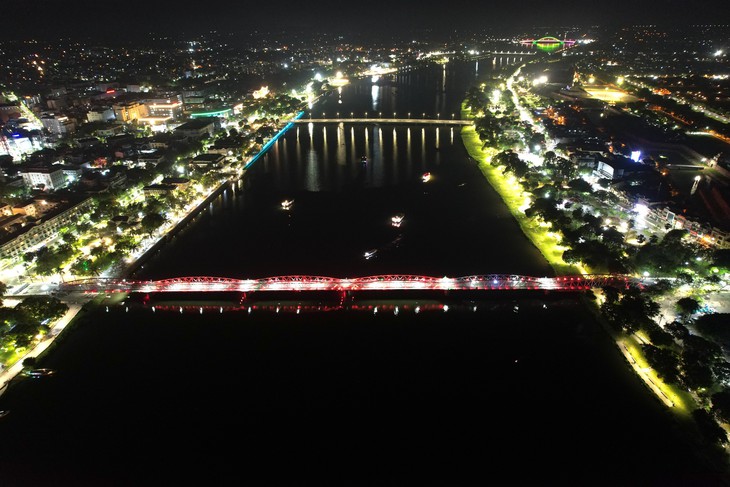 Song song với lễ hội pháo hoa Đà Nẵng, Huế sẽ làm lễ hội ánh sáng trên sông Hương - Ảnh 1.
