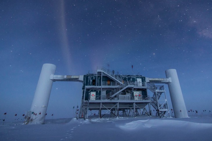 Nobel vật lý 2026: Người biến 1km³ băng Nam Cực thành kính thiên văn săn ‘hạt ma’ - Ảnh 1.