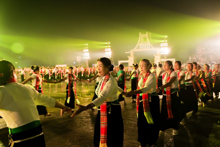 Mường Lò hẹn gặp bà con ở siêu đám cưới của bản Mường - Ảnh 2.