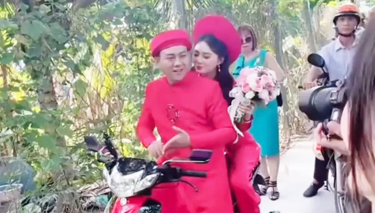 Hoài Lâm rước dâu bằng xe máy  - Ảnh 1.