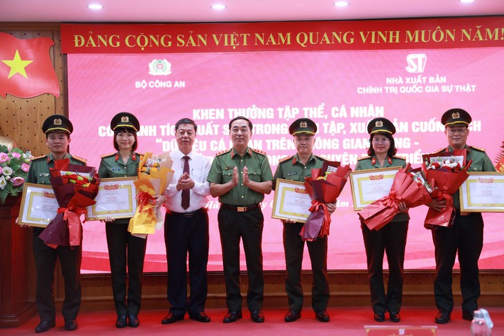 Thượng tướng Trần Quốc Tỏ biên soạn sách hướng dẫn bảo vệ dữ liệu cá nhân trên không gian mạng - Ảnh 3.