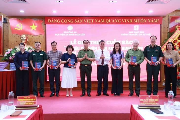 Thượng tướng Trần Quốc Tỏ biên soạn sách hướng dẫn bảo vệ dữ liệu cá nhân trên không gian mạng - Ảnh 1.
