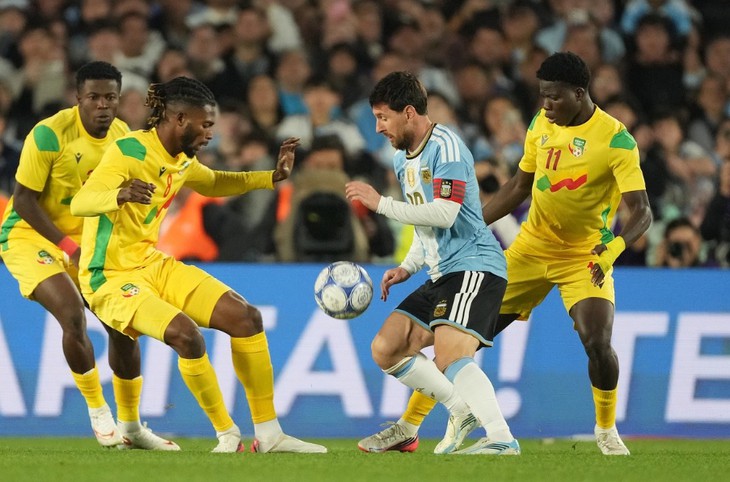 Messi bật khóc khi vào sân đá trận chia tay tuyển Argentina - Ảnh 5.