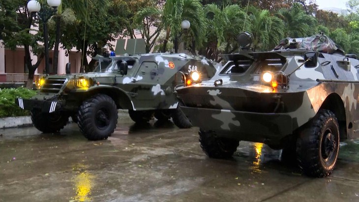 Bộ CHQS TP Đà Nẵng điều 130 bộ đội trực sẵn sàng ứng phó mưa lũ, huy động cả thiết giáp lội nước - Ảnh 3.
