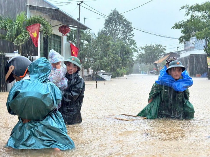 Bộ CHQS TP Đà Nẵng điều 130 bộ đội trực sẵn sàng ứng phó mưa lũ, huy động cả thiết giáp lội nước - Ảnh 1.