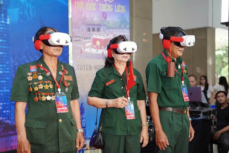 Trở về thời khắc thiêng liêng trong mùa thu Độc lập tại phố sách Hà Nội - Ảnh 1.