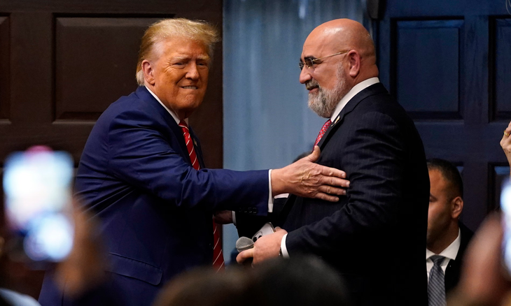 Ông Trump dọa sa thải hai cố vấn thân cận vì làm việc cho chính quyền thân Nga - Ảnh 2.