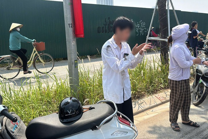 Phạt tài xế xe cẩu để dầu tràn ra đường khiến loạt người đi xe máy bị ngã - Ảnh 1.