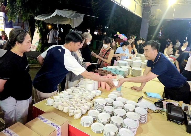 Người dân TP.HCM đến hội chợ hàng Việt Nam chất lượng cao 'săn' gốm sứ, đồ chay... khuyến mãi - Ảnh 2.