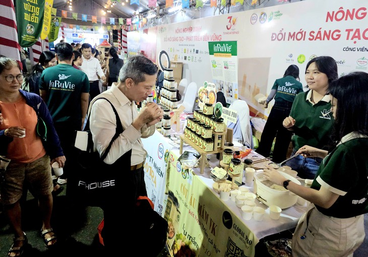 Người dân TP.HCM đến hội chợ hàng Việt Nam chất lượng cao 'săn' gốm sứ, đồ chay... khuyến mãi - Ảnh 5.