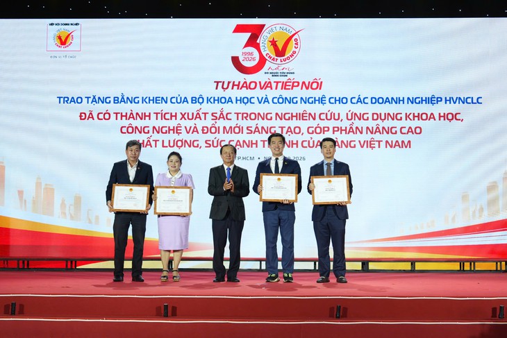 Người dân TP.HCM đến hội chợ hàng Việt Nam chất lượng cao 'săn' gốm sứ, đồ chay... khuyến mãi - Ảnh 1.