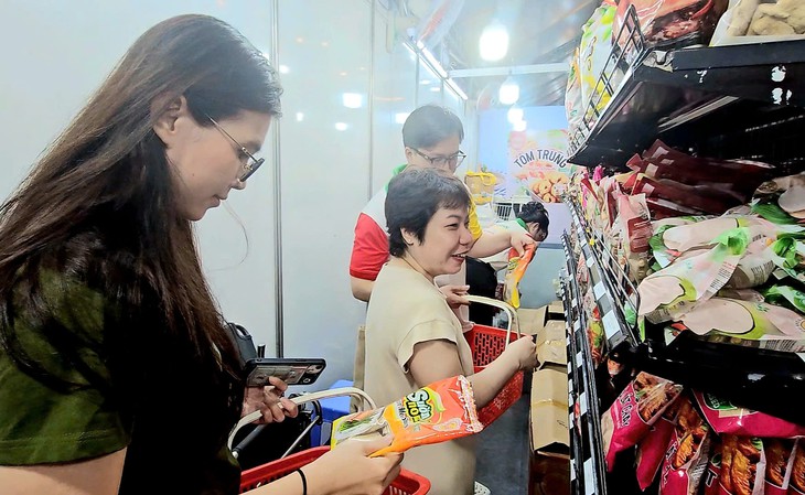 Người dân TP.HCM đến hội chợ hàng Việt Nam chất lượng cao 'săn' gốm sứ, đồ chay... khuyến mãi - Ảnh 3.