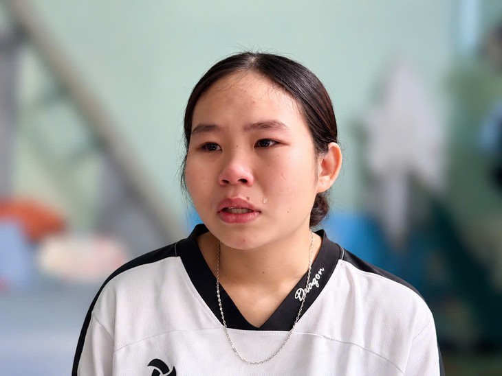 Mẹ mất theo cách không ngờ, nữ sinh Đắk Lắk bôn ba kiếm sống để bước đến trường y - Ảnh 2.