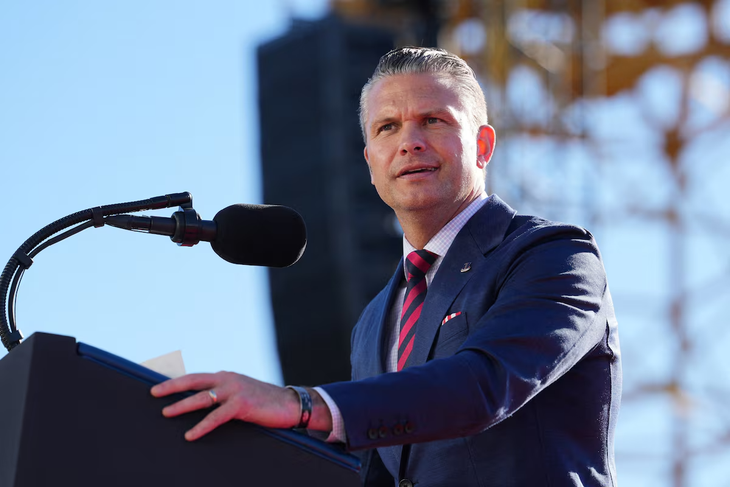 Ông Hegseth ca ngợi thủy thủ tàu sân bay Lincoln sau đợt triển khai kỷ lục 264 ngày - Ảnh 1.