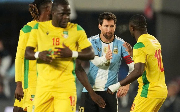 Ronaldo gửi Messi... ‘một cái ôm’  - Ảnh 2.