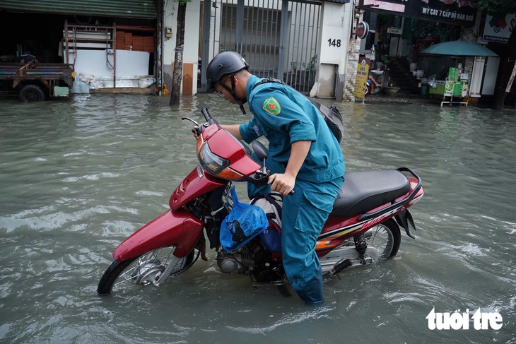 Mưa cả đêm, sáng nay đường Nguyễn Văn Khối, TP.HCM ngập nước mênh mông - Ảnh 1.