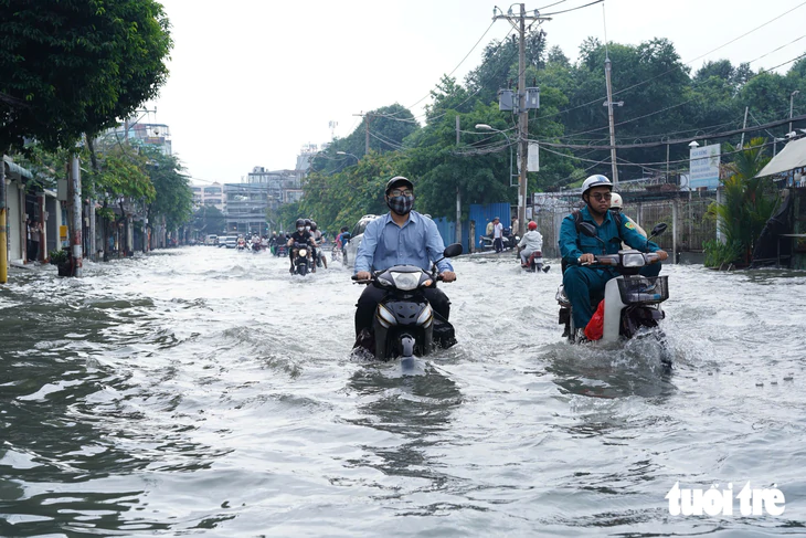 Mưa cả đêm, sáng nay đường Nguyễn Văn Khối, TP.HCM ngập nước mênh mông - Ảnh 3.