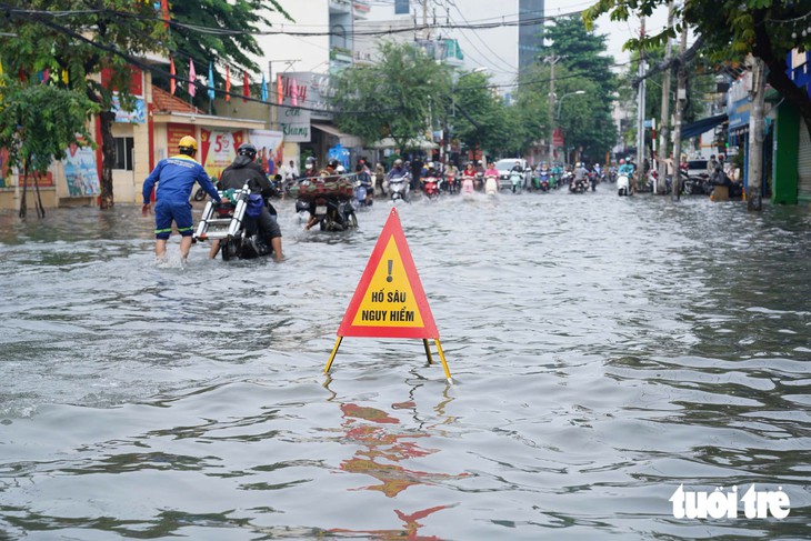 Mưa cả đêm, sáng nay đường Nguyễn Văn Khối, TP.HCM ngập nước mênh mông - Ảnh 4.
