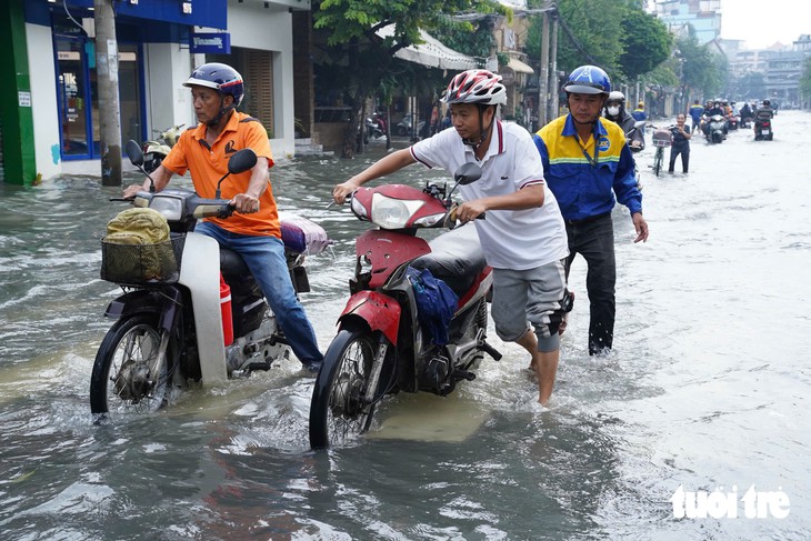 Mưa cả đêm, sáng nay đường Nguyễn Văn Khối, TP.HCM ngập nước mênh mông - Ảnh 7.